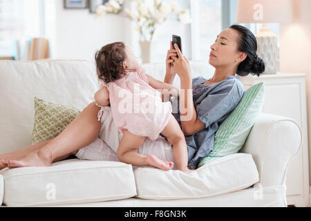 Photographier bébé fille mère Banque D'Images