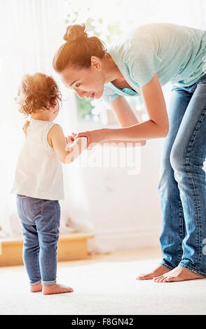 Mère fille bébé réconfortant Banque D'Images