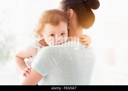 Mother holding baby daughter Banque D'Images