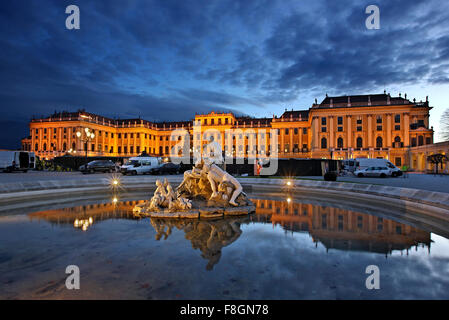 Vue sur le château de Schönbrunn, le palais d'été des Habsbourg, Vienne, Autriche Banque D'Images