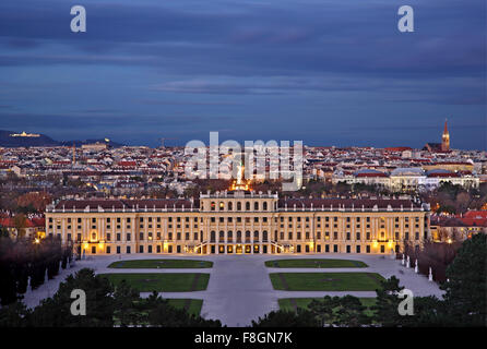 Vue sur le château de Schönbrunn, le palais d'été des Habsbourg et de la ville de Vienne à partir de la chapelle du château. Banque D'Images