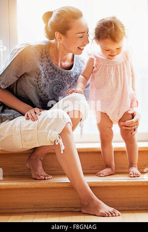 Mère et fille de bébé sur les marches Banque D'Images