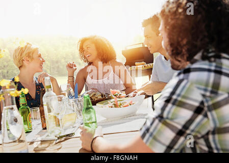 Les amis manger ensemble à l'extérieur Banque D'Images