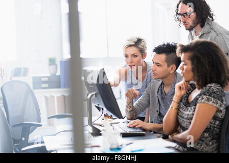 Les gens d'affaires travailler ensemble dans office Banque D'Images