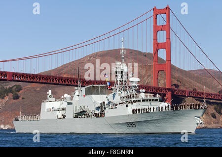 Frégate de classe Halifax NCSM Calgary (FFH 335) passe sous le Golden Gate Bridge et entre dans la baie de San Francisco. Calgary a été l'o Banque D'Images