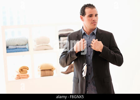 Man Trying on suit in store Banque D'Images