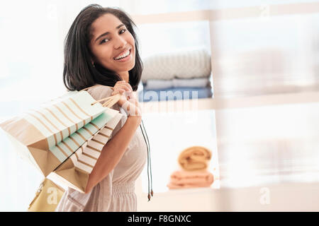 Hispanic woman carrying shopping bags Banque D'Images