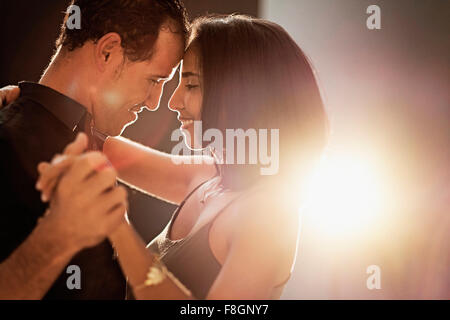 Hispanic couple dancing Banque D'Images