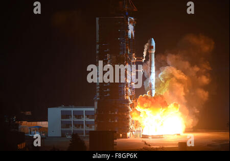 Chengdu, province chinoise du Sichuan. Dec 10, 2015. La longue marche-3B porte fusée satellite communication 'China 1C' dans le ciel au centre de lancement de satellites de Xichang Xichang, dans le sud-ouest de la province chinoise du Sichuan, le 10 décembre 2015. Le satellite a été développé par l'Académie chinoise de la technologie spatiale et est administré par China Satellite Communications Co., Ltd. Il va offrir des services de haute qualité de la voix, de données et de services de transmission de la radio et de la télévision. Credit : Xue Yubin/Xinhua/Alamy Live News Banque D'Images