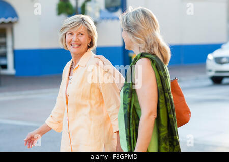 Les femmes de race blanche autour de ville Banque D'Images