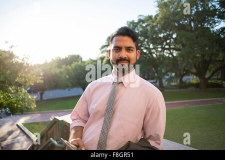 Indian businessman smiling on steps Banque D'Images