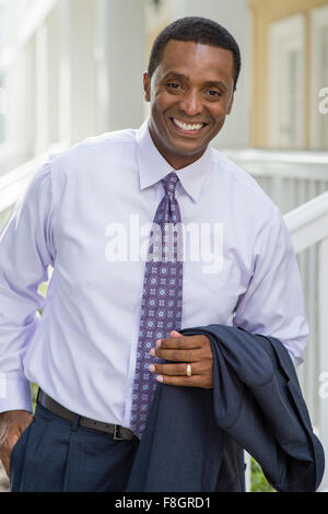 Smiling woman standing outdoors Banque D'Images