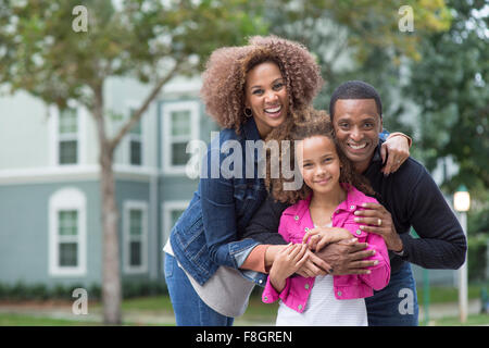 Family smiling outdoors Banque D'Images