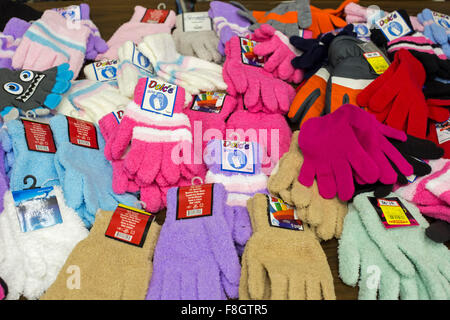 Detroit, Michigan, USA. 9 décembre 2015. Mitaines prêt pour distribution aux enfants à l'école élémentaire Dossin. Les enfants ont bénéficié d'un organisme de bienfaisance appelé mitaines mitaines pour Detroit. L'organisme distribue des mitaines pour 26 000 élèves du primaire des écoles publiques de Detroit ; la plupart ont été donnés par les employés de Fiat Chrysler Automobiles. Crédit : Jim West/Alamy Live News Banque D'Images