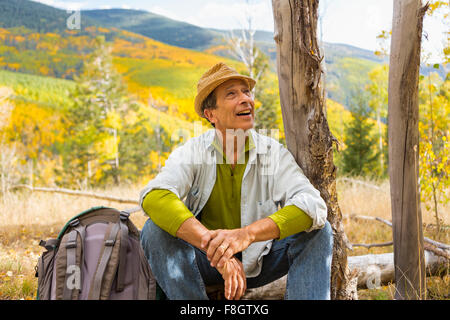 Man admiring forêt d'automne Banque D'Images