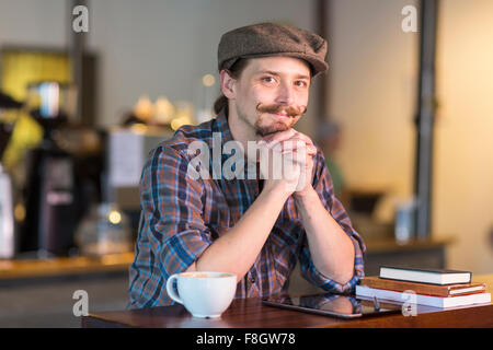 Caucasian man smiling in cafe Banque D'Images