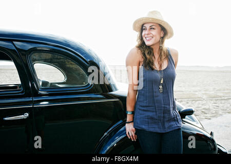 Femme debout près de vintage car Banque D'Images