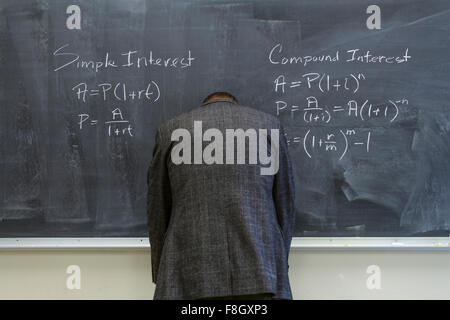 Caucasian teacher frustré en tableau Banque D'Images