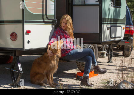 Caucasian woman petting dog remorque à Banque D'Images