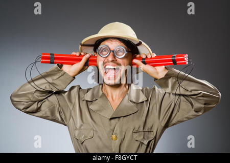 Funny Safari hunter contre l'arrière-plan Banque D'Images