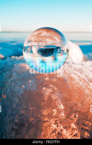 Boule de cristal sur glacier Banque D'Images