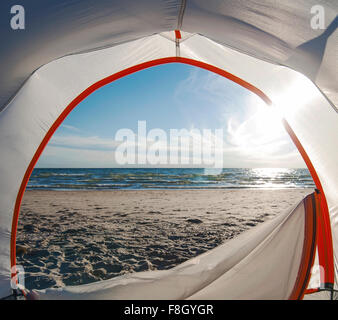 Porte ouverte tente de camping sur la plage Banque D'Images