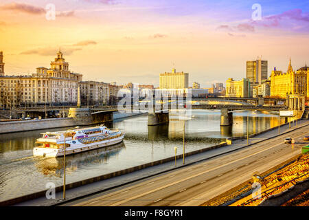 Vue de la Chambre du gouvernement de la Fédération de Russie à partir de la rivière de Moscou Banque D'Images