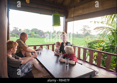 Caucasian family manger en terrasse couverte Banque D'Images