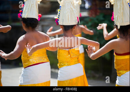 Les filles la danse de cérémonie traditionnelle Banque D'Images