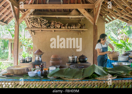 Asian chef cooking in cuisine extérieure Banque D'Images