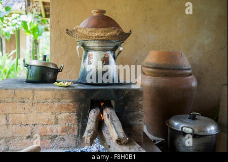 Au cours de la cuisson des aliments Pots poêle à bois cuisine extérieure Banque D'Images