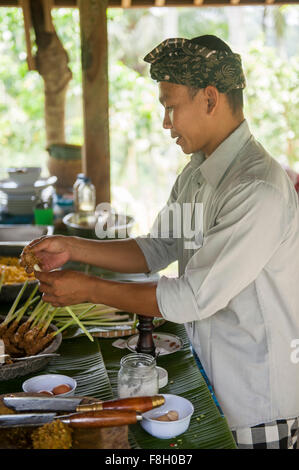 Asian chef cooking in cuisine extérieure Banque D'Images