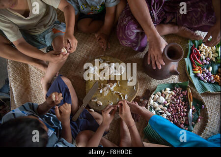 Asian family eating sur tapis tissé Banque D'Images