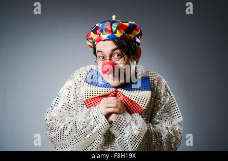 Funny clown sur un fond sombre Banque D'Images