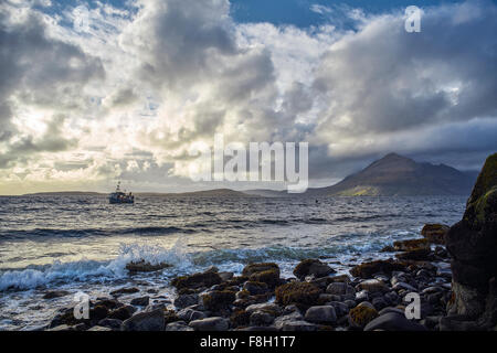 Waves on Rocky beach Banque D'Images