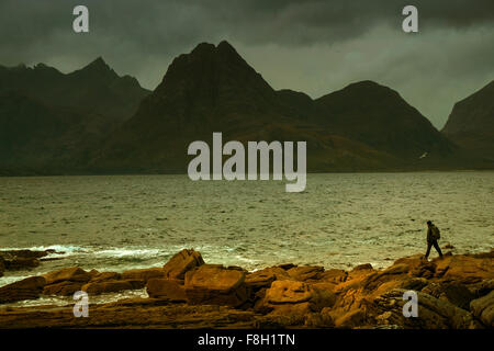 Man Walking on Rocky beach Banque D'Images