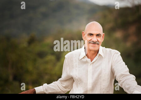 Young man smiling outdoors Banque D'Images