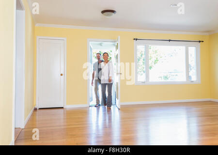 Couple admiring new home Banque D'Images