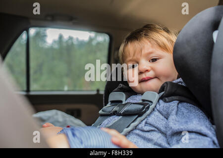 Mixed Race girl sitting in car seat Banque D'Images