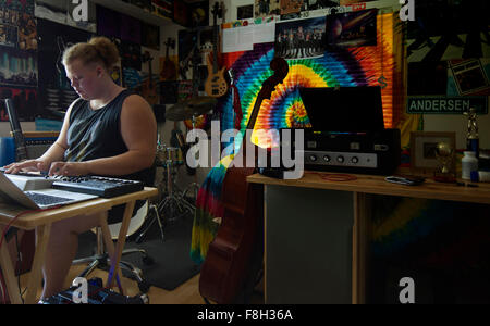 Young man playing keyboard dans Music Studio Banque D'Images