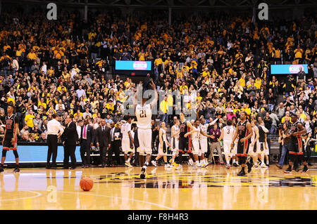 Wichita, Kansas, États-Unis. 09Th Dec, 2015. Le Wichita State Shockers célébrer le refoulement de l'UNLV rebelles 56-50 pendant le match de basket-ball de NCAA entre l'UNLV Runnin' rebelles et le Wichita State Shockers à Charles Koch Arena de Wichita, Kansas. Kendall Shaw/CSM Banque D'Images