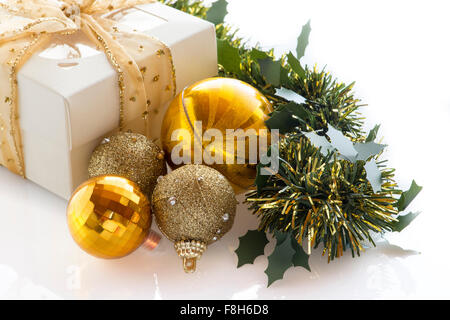 Boîte-cadeau de Noël, bals et sapin. Isolé sur fond blanc avec copie espace Banque D'Images