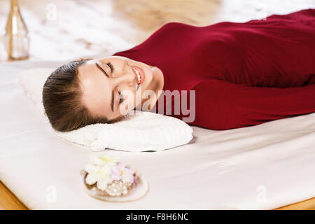 Young woman lying on massage Banque D'Images
