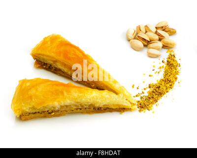 Baklava turc dessert traditionnel,bien connu dans le Moyen-Orient et de délicieux isolé sur fond blanc Banque D'Images