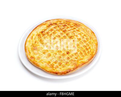 Des repas traditionnels turcs pide farcies de viande, fromage et sauce isolé sur fond blanc Banque D'Images