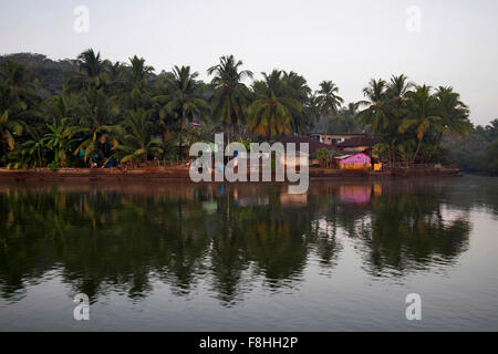 Une petite banlieue de Ecossim sur Bardez river, North Goa, Inde Banque D'Images