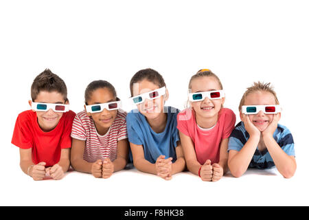 Groupe d'enfants avec des lunettes 3D en blanc isolé Banque D'Images