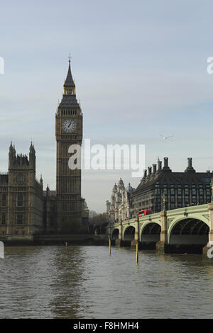 Elizabeth Tower (auparavant la Tour de l'horloge et St Stephen's Tower) donnant sur la Tamise au Palais de Westminster. Banque D'Images