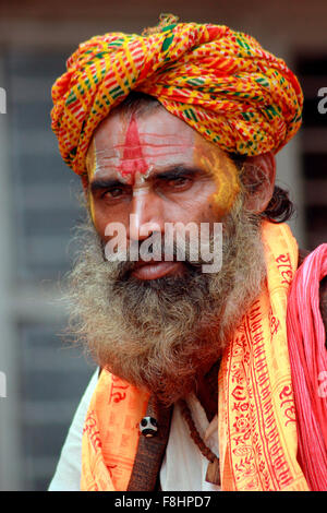 Sadhu ou saint homme au turban. Kumbh Mela, Nasik, Maharashtra, Inde Banque D'Images