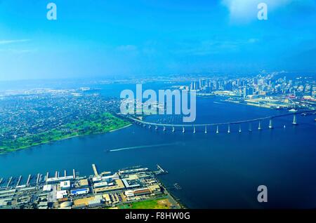 Vue aérienne de l'île Coronado Bridge et dans la baie de San Diego en Californie du Sud, États-Unis d'Amérique. Une vue de t Banque D'Images